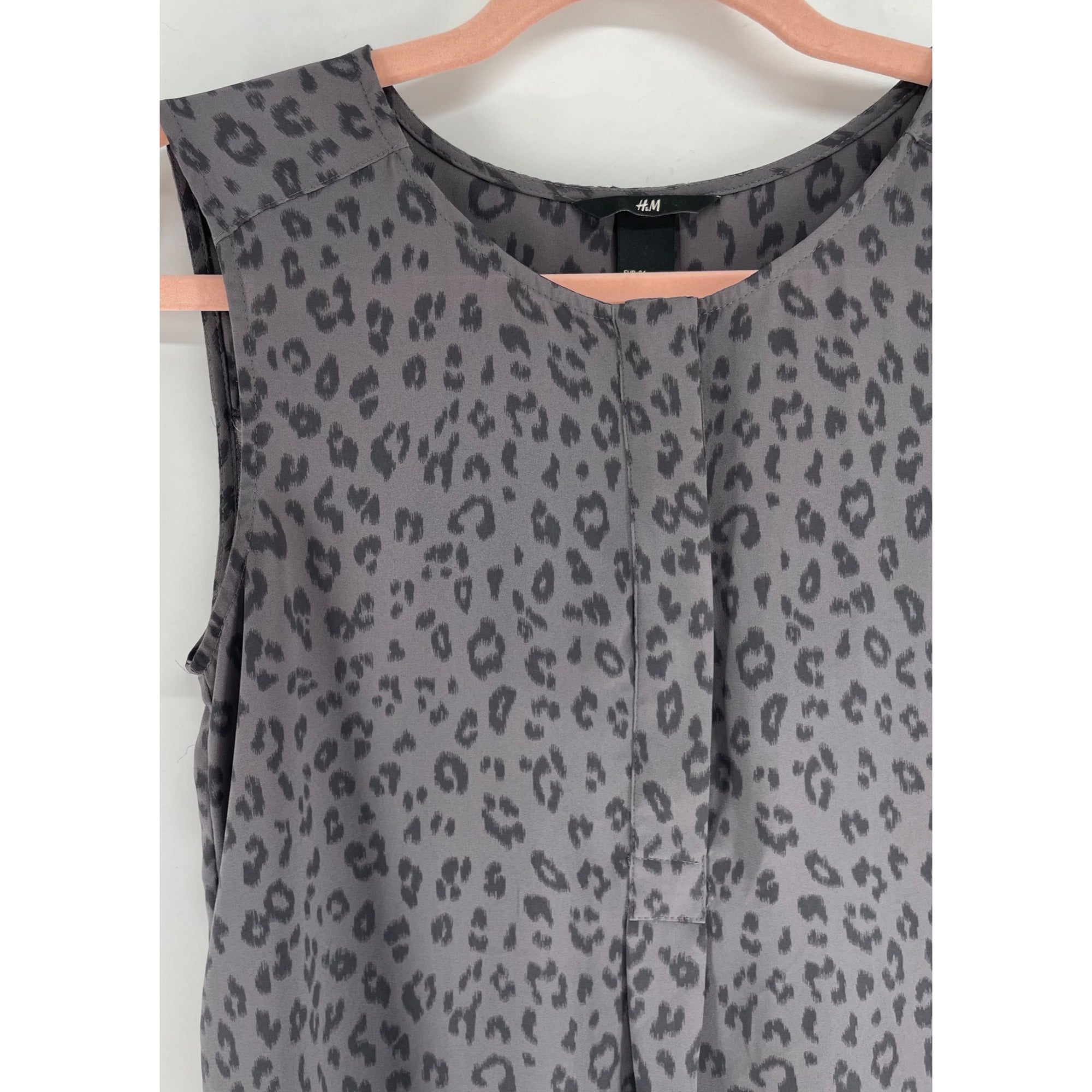 H&M Women''s Size 4 Grey Leopard Print Long Sleeveless Top