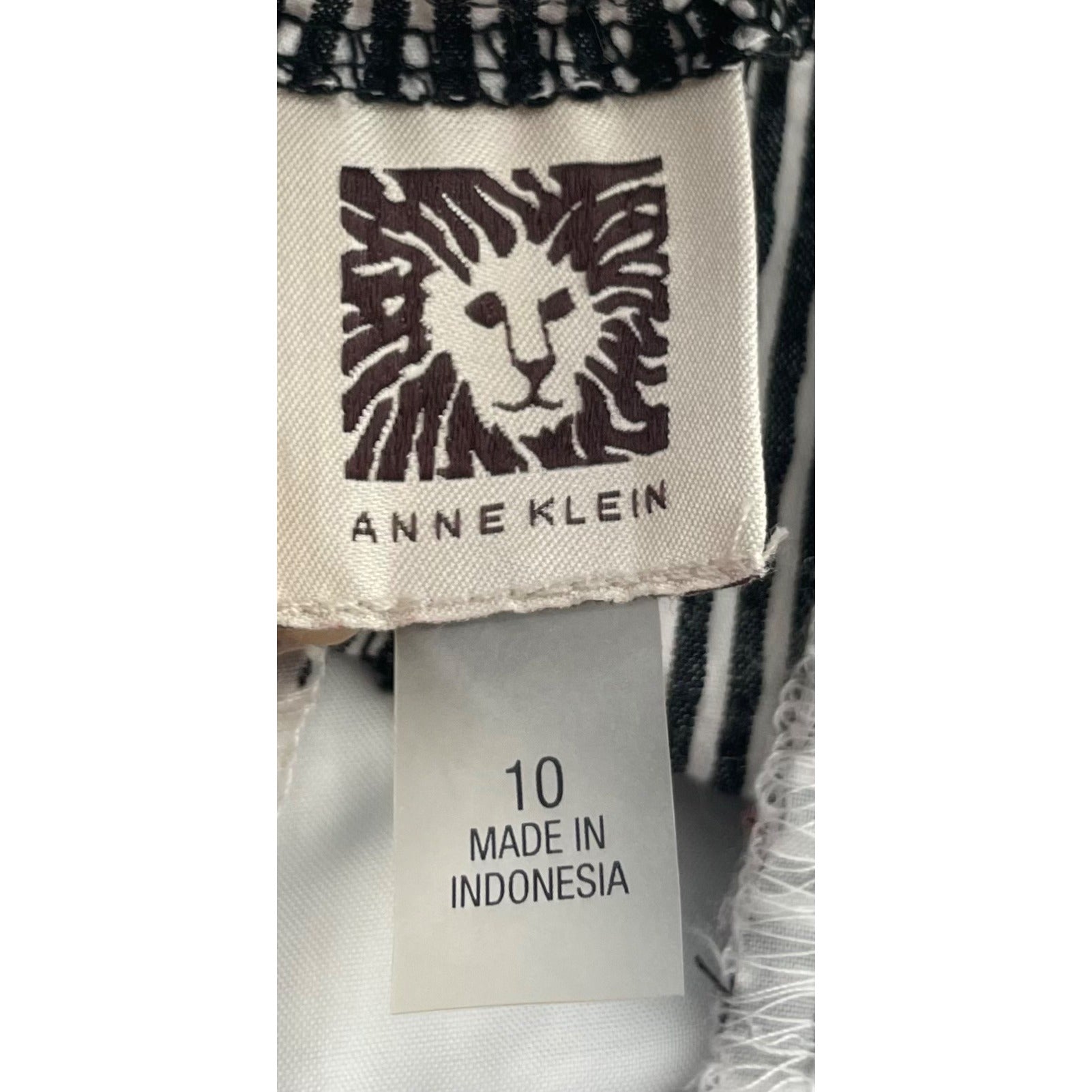 NWOT Anne Klein Women's Size 10 Black & White Seersucker Capri Pants